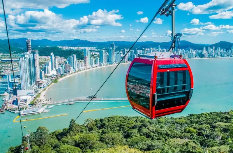 Bondinho aéreo do parque Unipraias sobre a orla de Balneário Camboriú