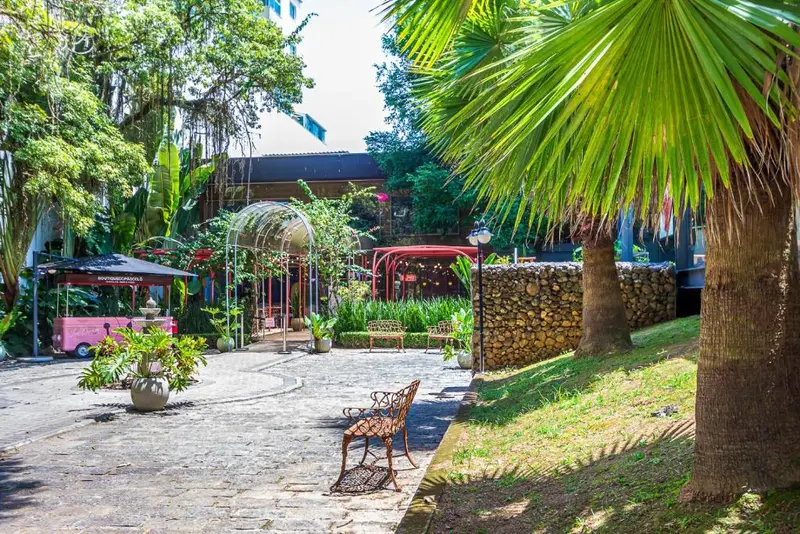 Jardim da Boutique do Pão de Ló, em frente à unidade