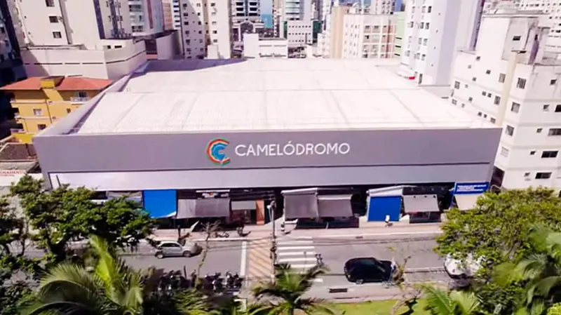 Vista aérea do Camelódromo, mercado de artesanato de Balneário Camboriú