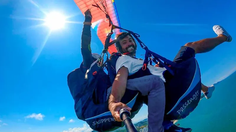 Voo duplo de parapente sobre a praia de Balneário Camboriú