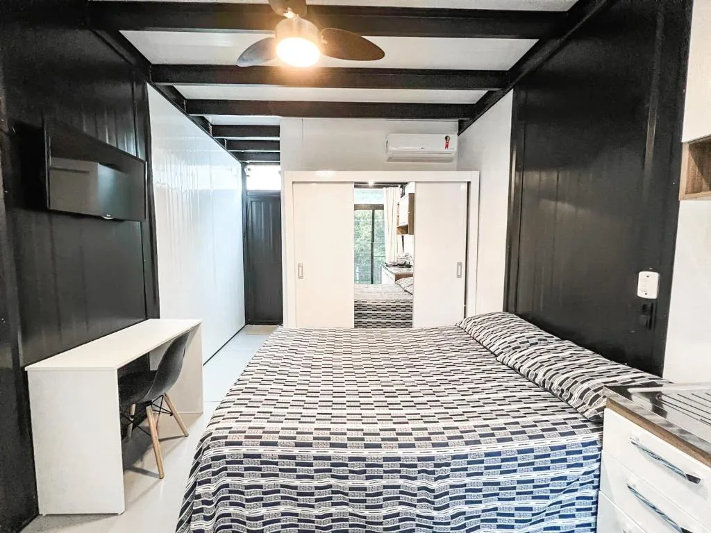 Loft do andar térreo: cama, home office e closet num só ambiente